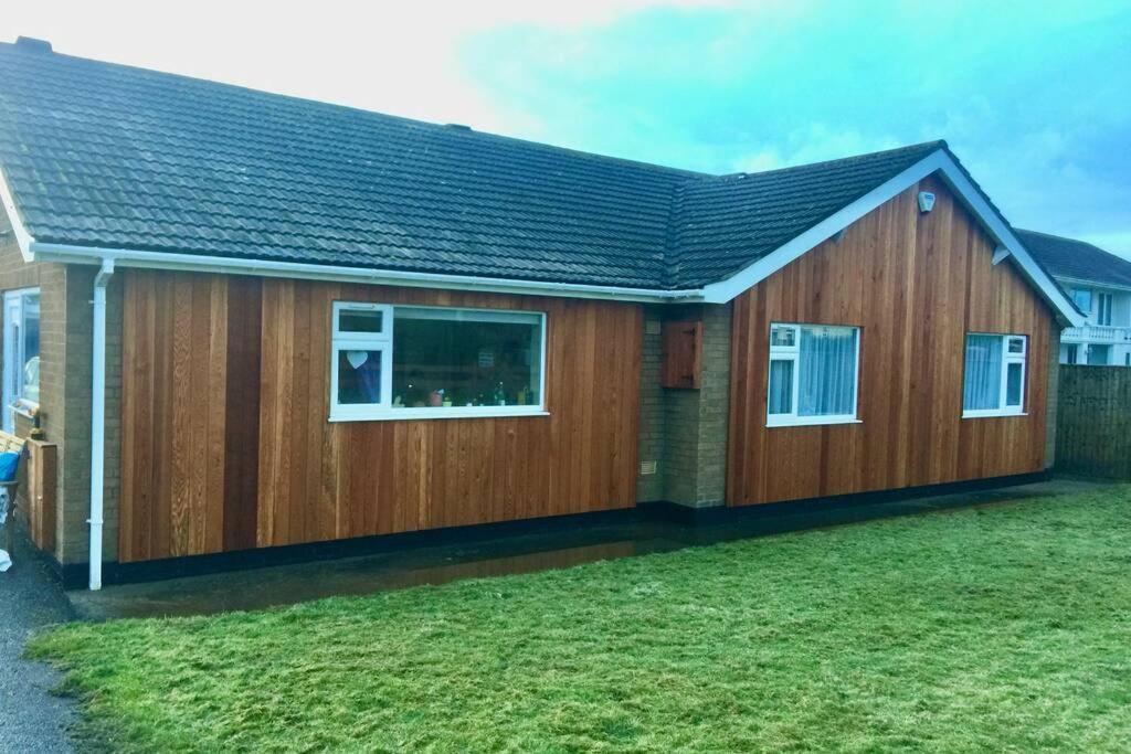 Shore Lodge. 4 Bed Bungalow Only Mtrs From The Beach. Sleeps 8 Sutton-on-Sea Extérieur photo
