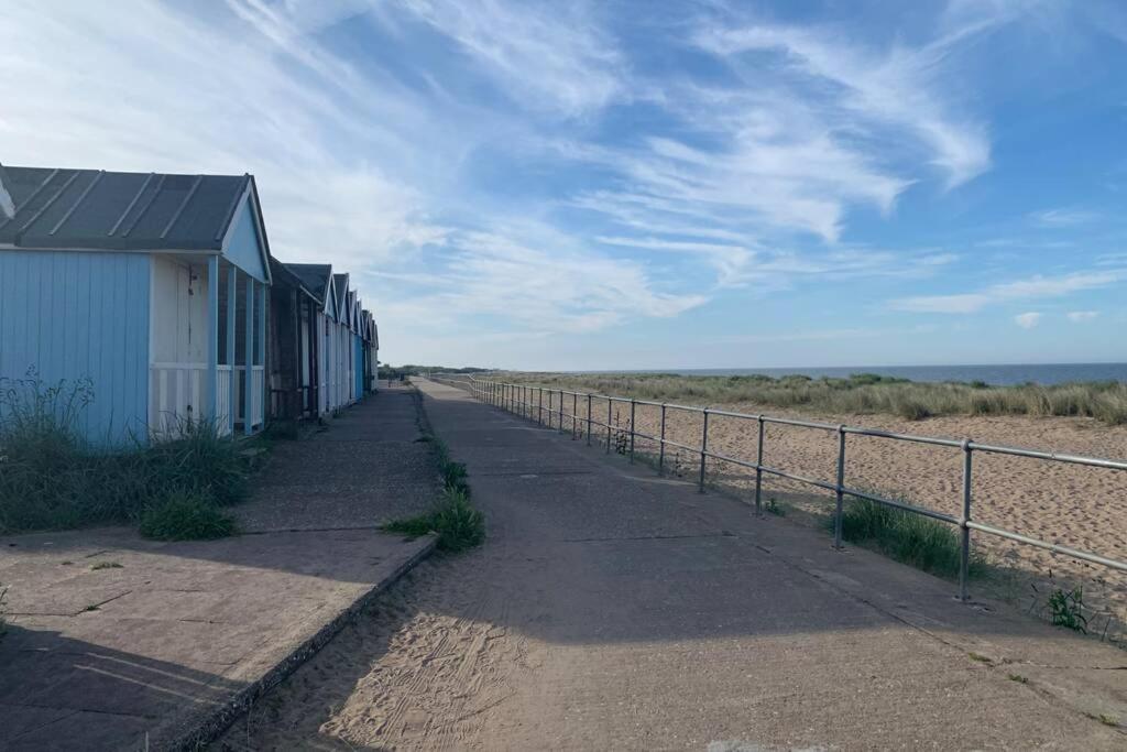 Shore Lodge. 4 Bed Bungalow Only Mtrs From The Beach. Sleeps 8 Sutton-on-Sea Extérieur photo