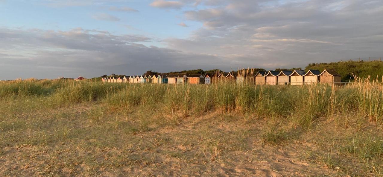 Shore Lodge. 4 Bed Bungalow Only Mtrs From The Beach. Sleeps 8 Sutton-on-Sea Extérieur photo