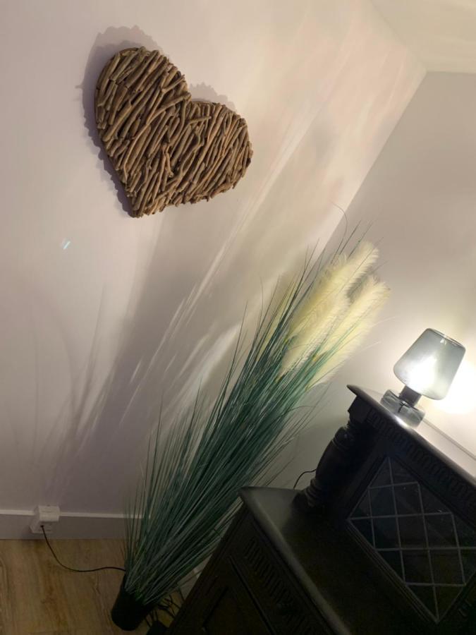Shore Lodge. 4 Bed Bungalow Only Mtrs From The Beach. Sleeps 8 Sutton-on-Sea Extérieur photo
