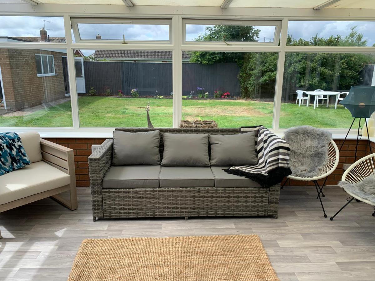Shore Lodge. 4 Bed Bungalow Only Mtrs From The Beach. Sleeps 8 Sutton-on-Sea Extérieur photo