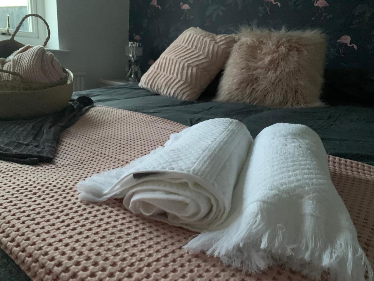 Shore Lodge. 4 Bed Bungalow Only Mtrs From The Beach. Sleeps 8 Sutton-on-Sea Extérieur photo